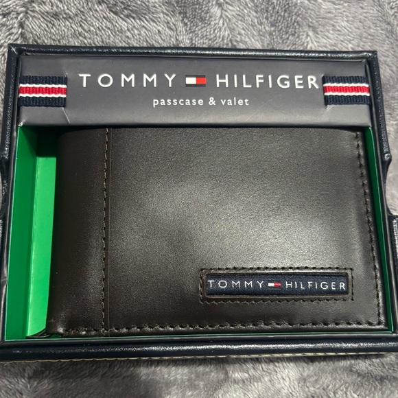 Tommy Hilfiger Men's Leather Wallet – Slim Bifold with 6 Credit Card‎ Pockets - Picture 1 of 7